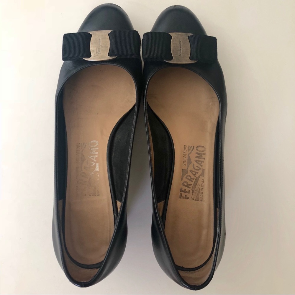 Salvatore Ferragamo Vara Pump in Black (size 6.5)